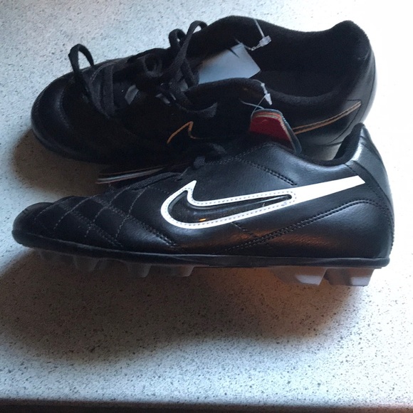 🛍2/$30 New Nike MYO Team Colour Soccer Shoes - Picture 2 of 8